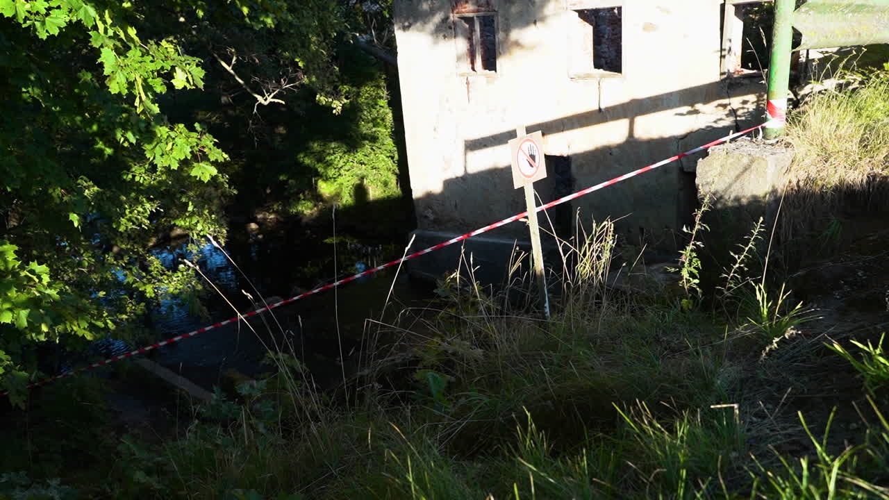 ruinas peligrosas cerca del estanque sin señal de entrada, panorámica derecha disparo