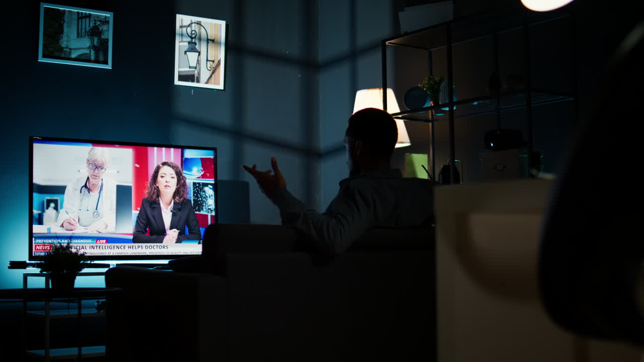 Spettatore curioso che legge i titoli delle notizie sulla smart TV