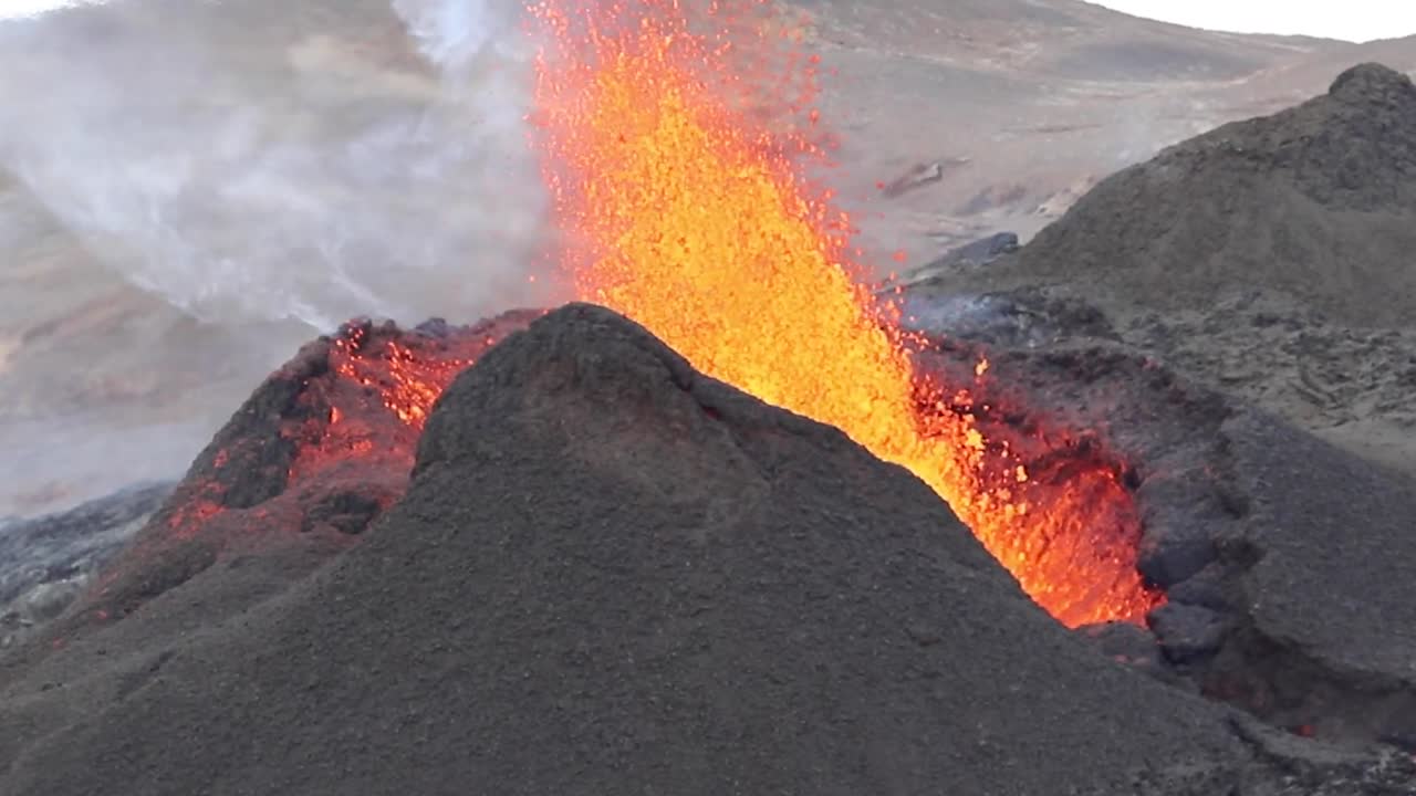 Primo piano di eruzione vulcanica in Islanda con fumo e lava che fuoriescono dal cono vulcanico