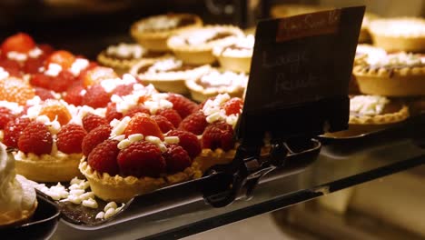 primer plano de los postres en exhibición