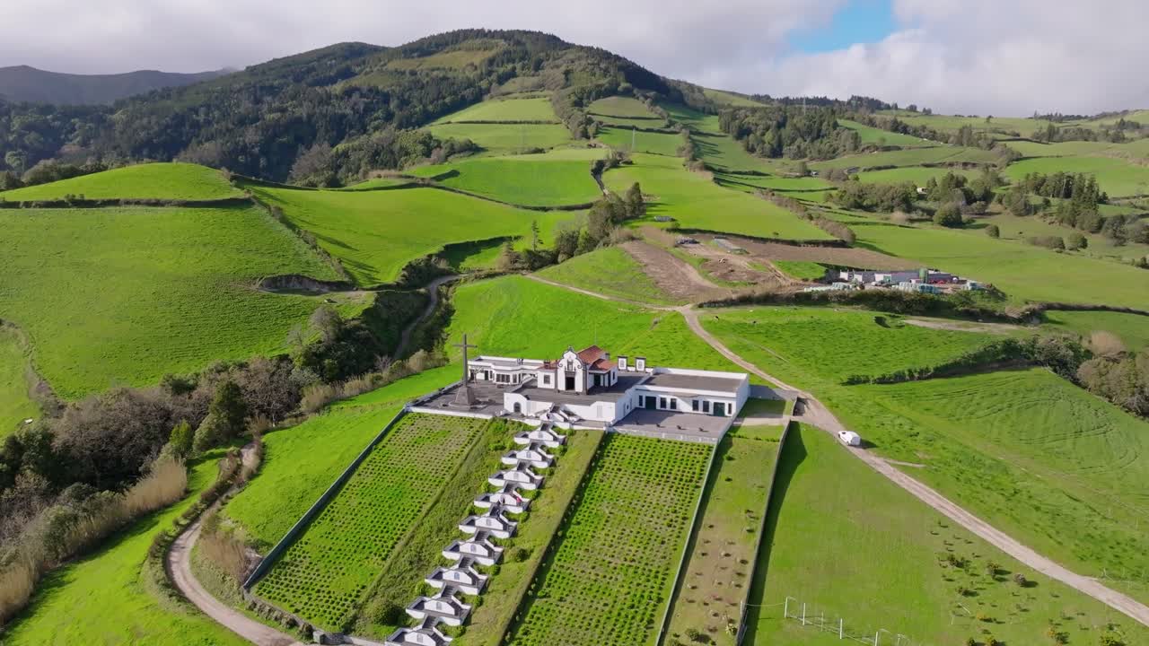 Vista aerea del Santuario de Nossa Senhora da Paz circondato da campi verdi e vivaci, creando un paesaggio pittoresco e sereno nelle Azzorre, Portogallo