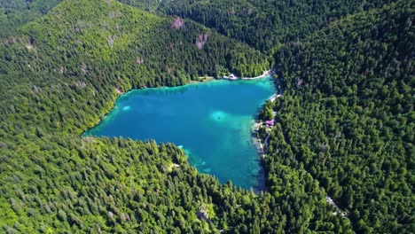 lago de fusine superior, alpes italianos. vuelos aéreos de aviones no tripulados.