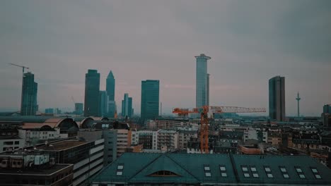 Un-Timelaps-En-Frankfurt-Al-Mediodía-En-4k-Con-Una-Sartén