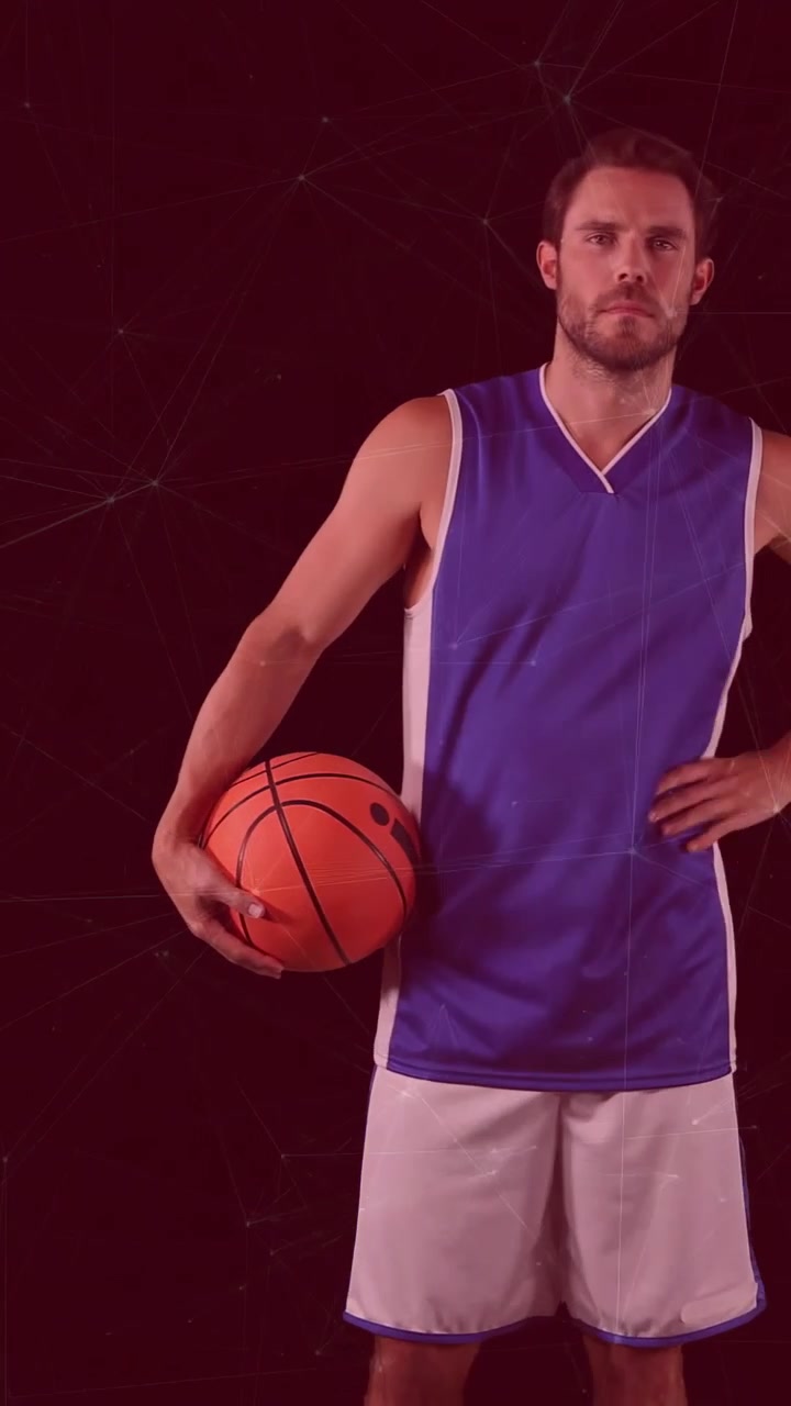 Video vertical: Atleta levanta la cabeza tras fijar la mirada, moviendo el balón de baloncesto y demostrando control para un anuncio deportivo