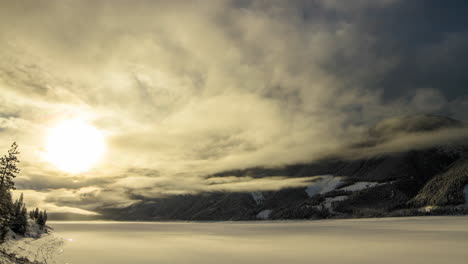 Ruhe-Nach-Einem-Sturm-Mit-Aktiven-Wolken-Und-Sonnenaufgang-Auf-Einem-Zugefrorenen-See-Im-Zeitraffer