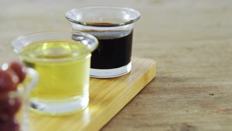 Olivenöl,-Sojasauce-Und-Eine-Schüssel-Mit-Roten-Und-Grünen-Oliven