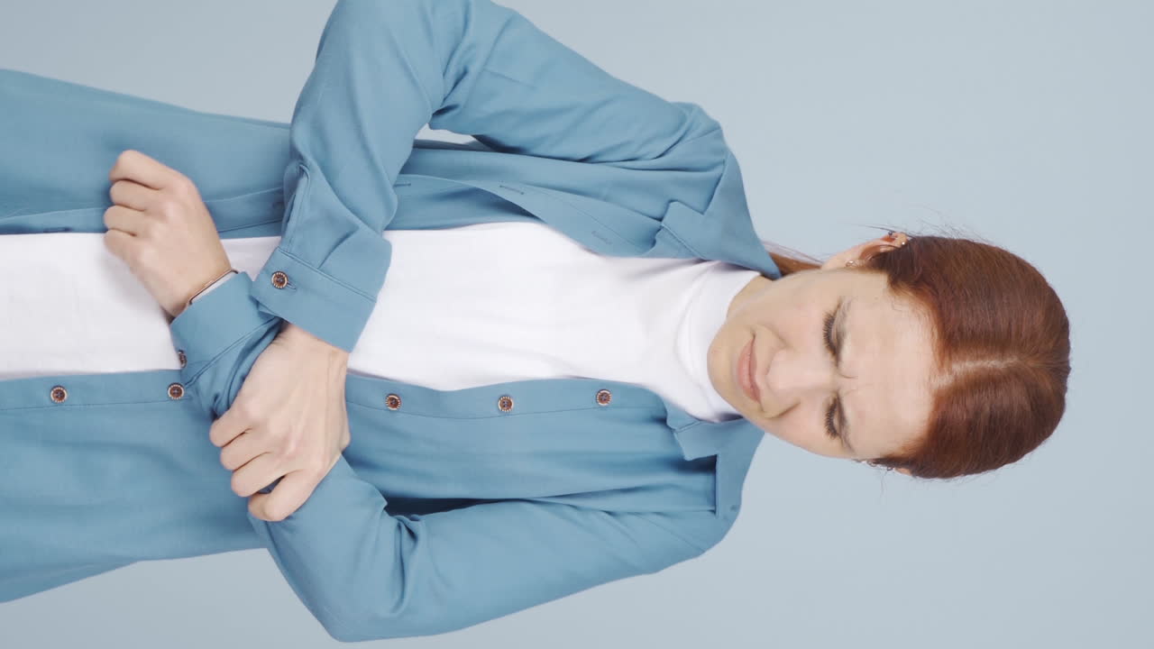 вертикальное видео женщины, испытывающей боль в костях.