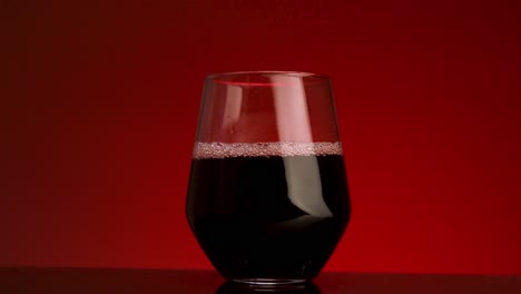 un vaso de vino tinto