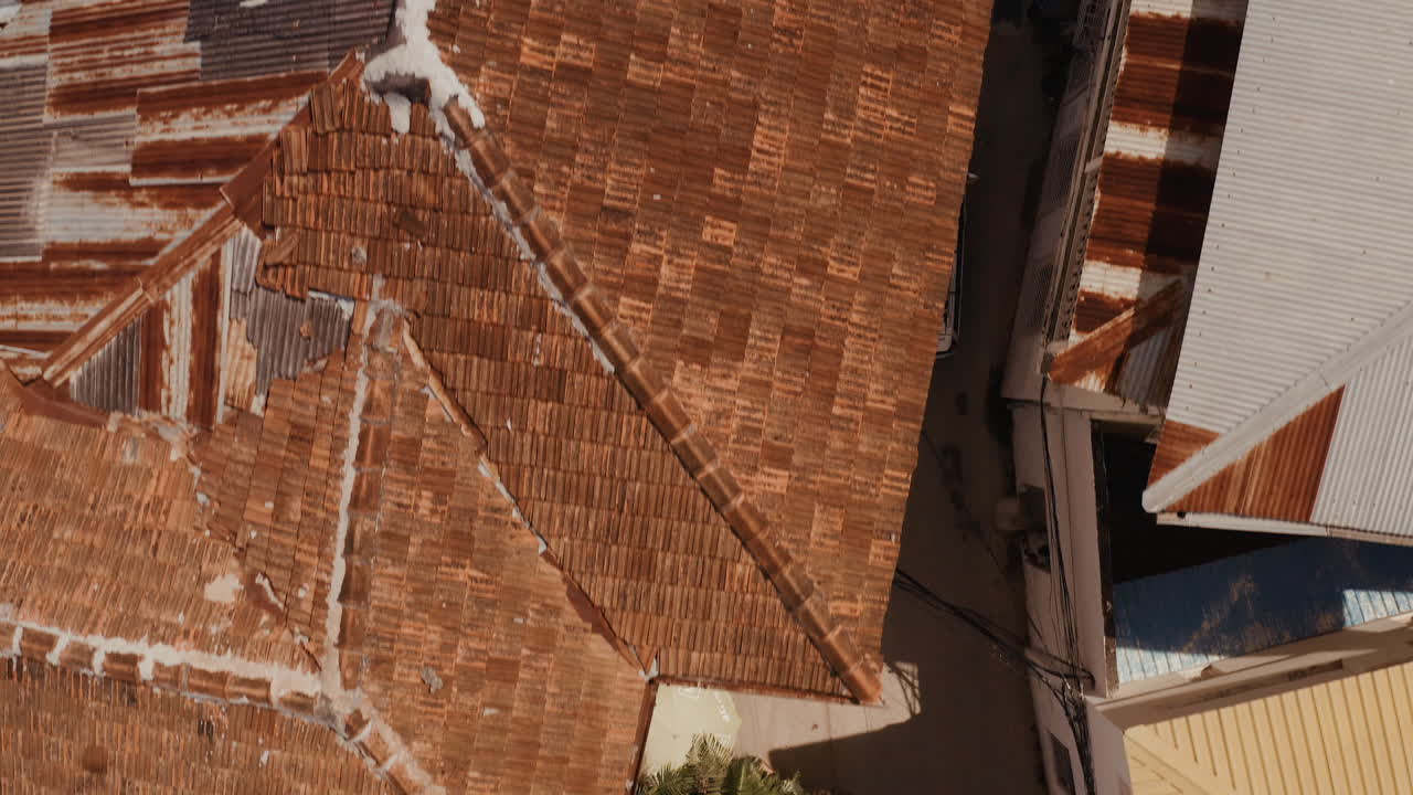 vista superior de un coche que pasa por la calle estrecha de la ciudad de piedra de zanzíbar, tanzania