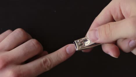 Pflege-Kurzer-Nägel-Mit-Einem-Teuren-Gold-Elite-Nagelknipser