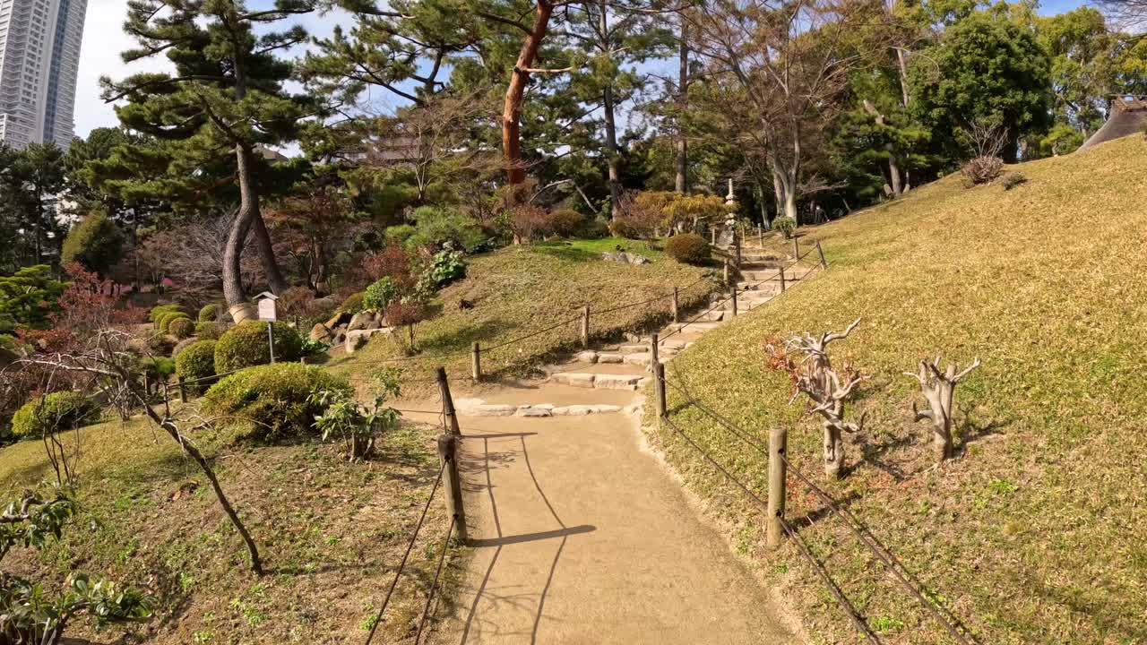 전통적인 일본 정원에서 평화롭게 산책하는 것