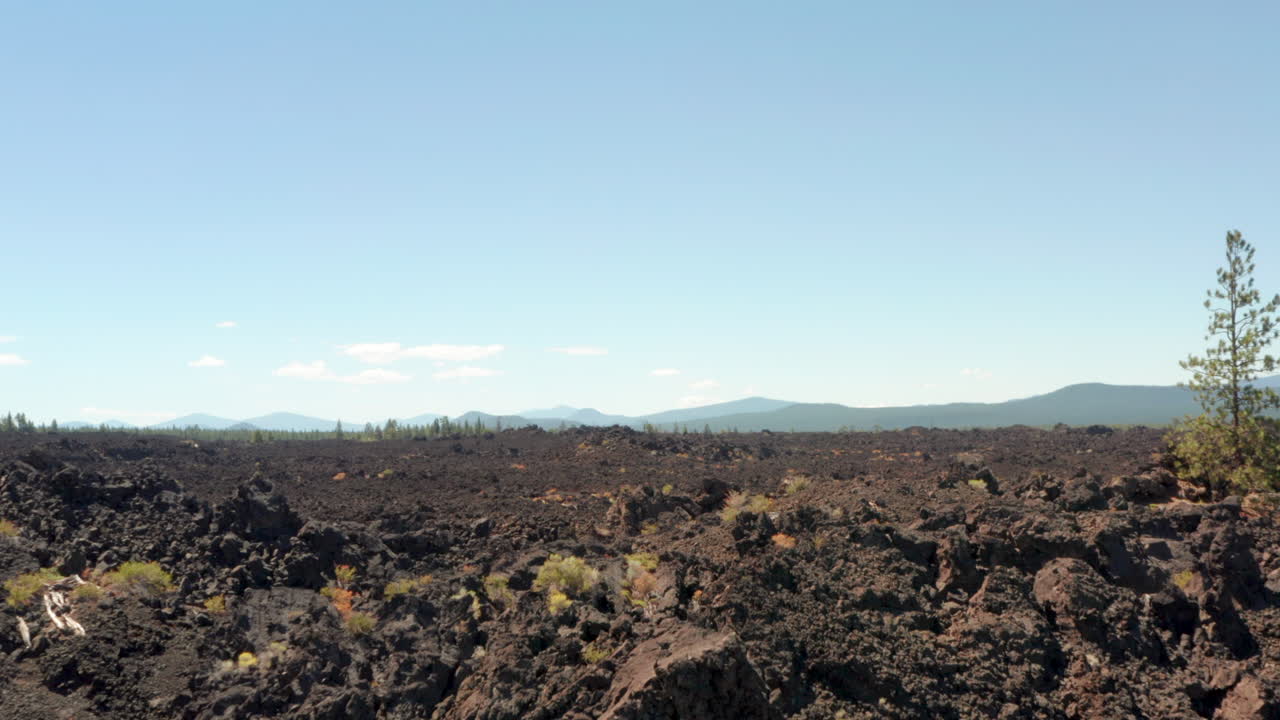 Ripresa aerea bassa su un campo di lava accidentato