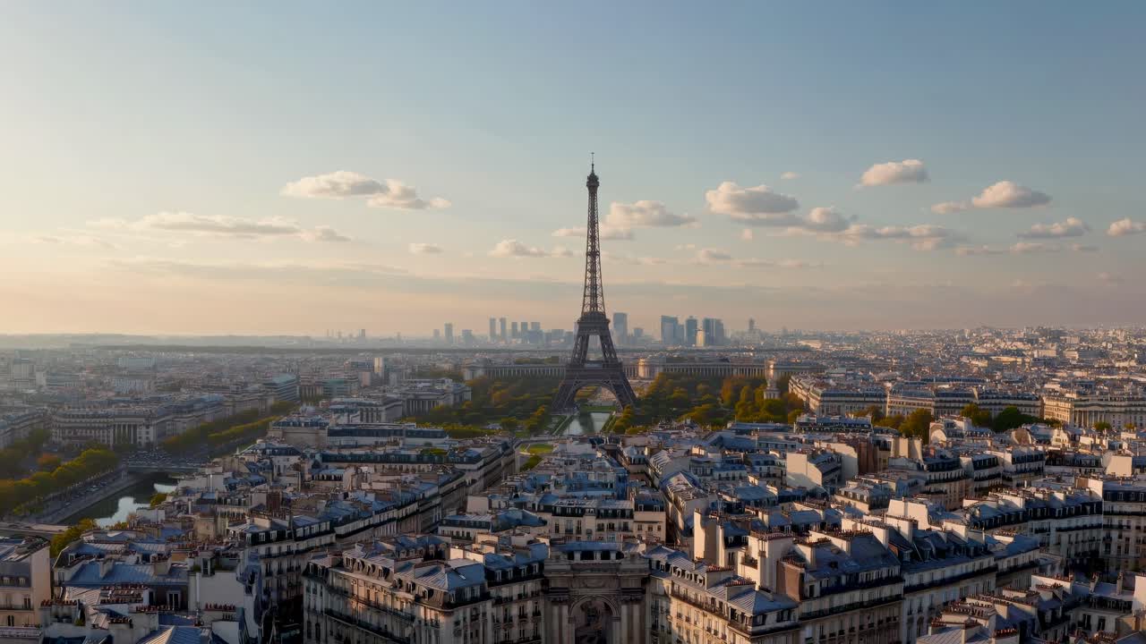 Vista aerea di Parigi al tramonto, con la Torre Eiffel