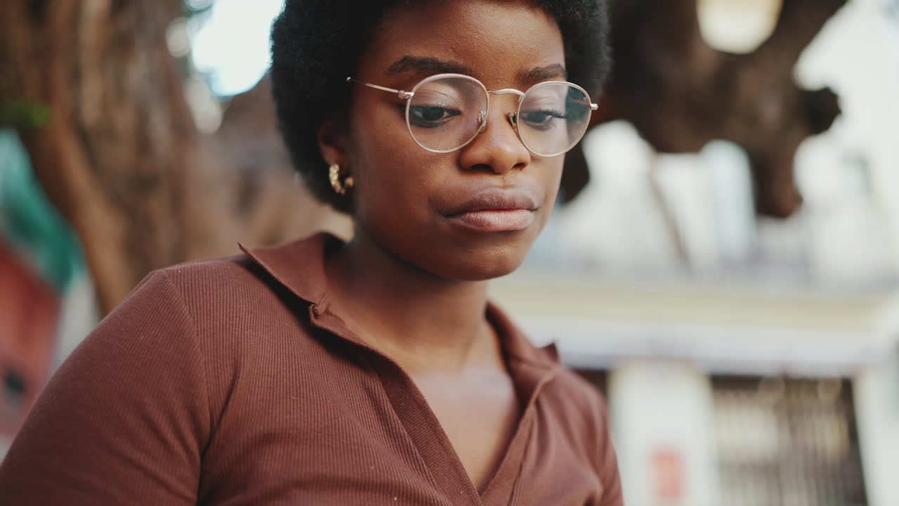 giovane studentessa dai capelli scuri che studia all'aperto