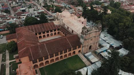 Aerial-View-Of-Santo-Domingo-De-Guzman-Temple-In-San-Cristobal-De-Las-Casas,-Chiapas,-Mexico---Drone-Shot