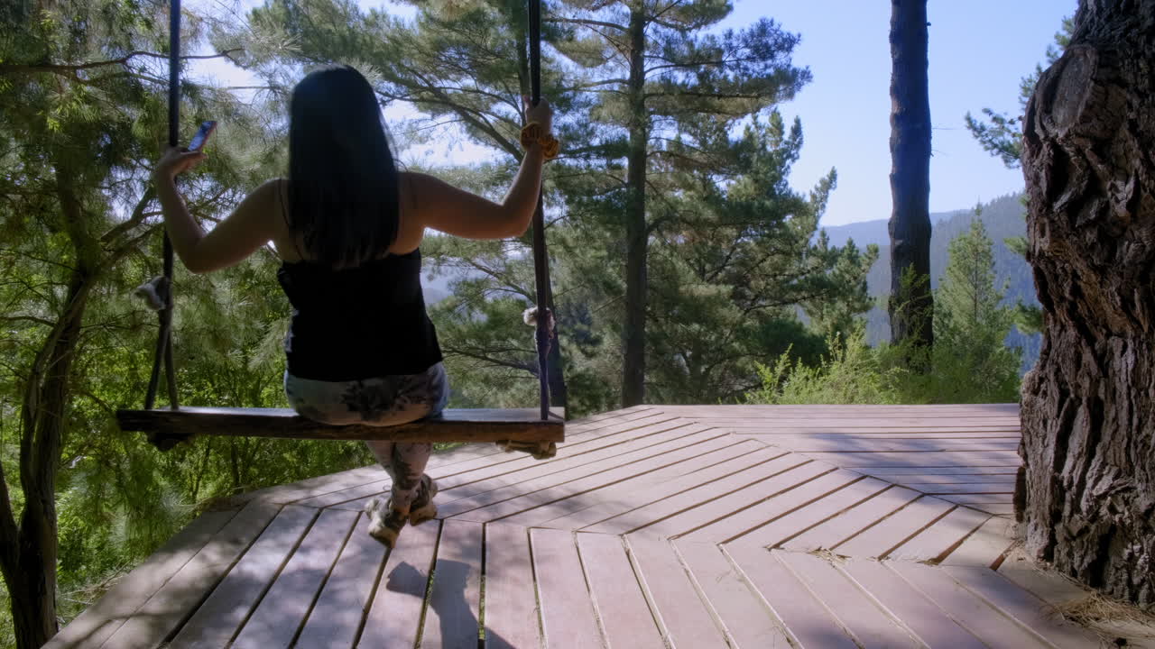 hermosa joven en un columpio