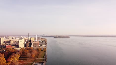 Río-Detroit-Cerca-De-La-Ciudad-O-Wyandotte-Michigan-Durante-El-Otoño---Toma-Aérea-De-Drones