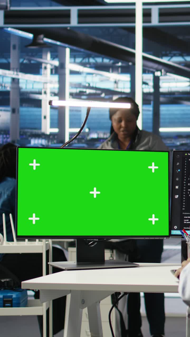 Video verticale: Operatore di data center con paraplegia che utilizza alberi di nodi su un PC con schermo verde