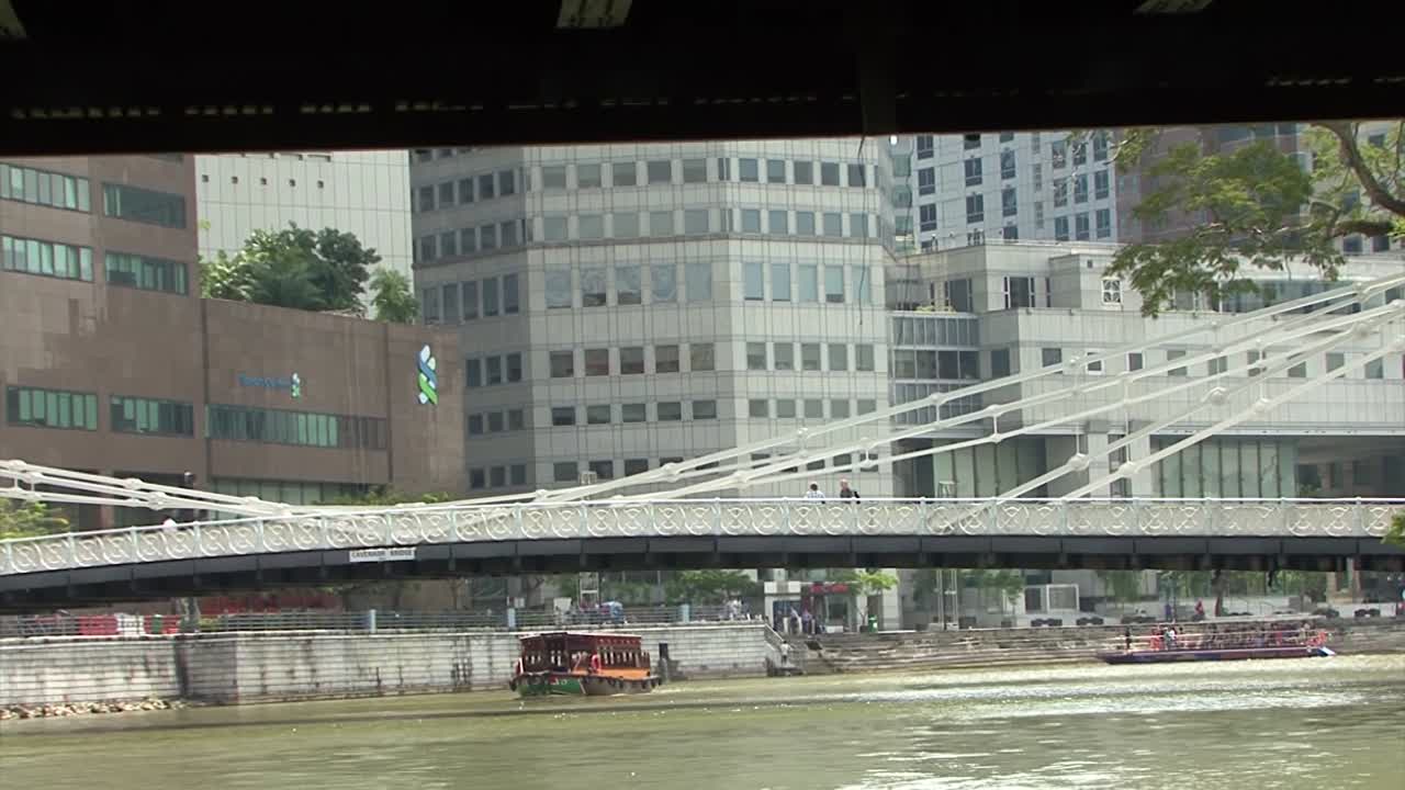 화창한 날 싱가포르 강에서 보트 투어