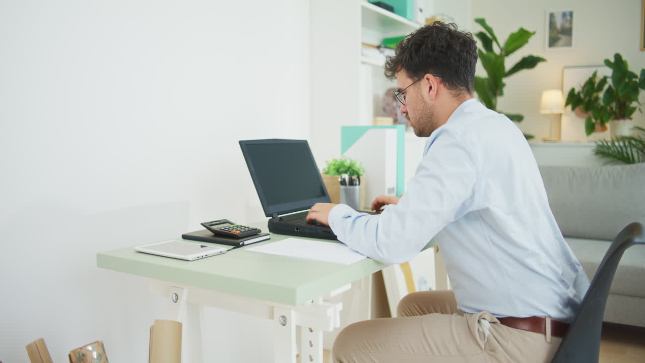 낙담한 사업가 프로젝트에 실망