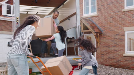 Familie-Entlädt-Möbel-Vom-Umzugswagen-Ins-Neue-Zuhause