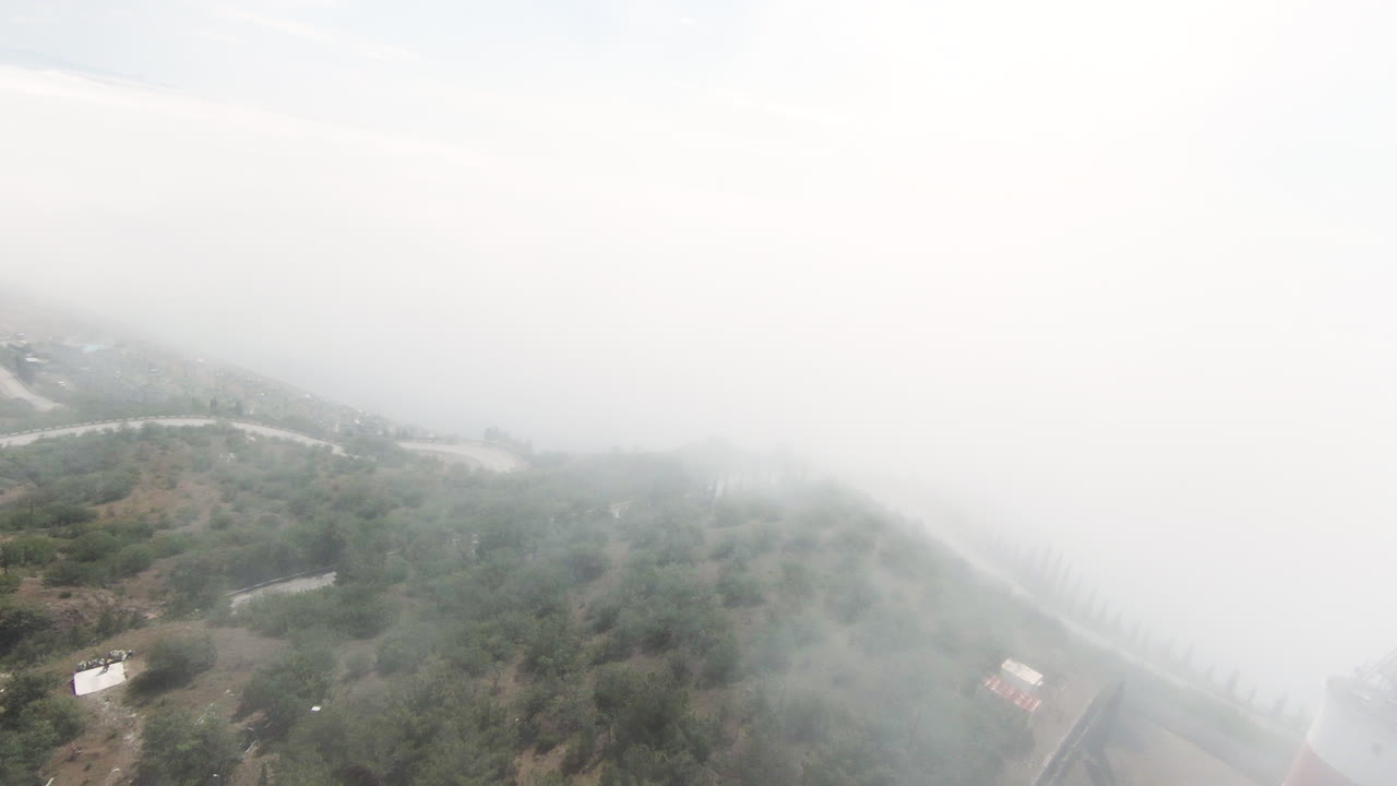 안개 가 가득 한 산길 의 공중 사진