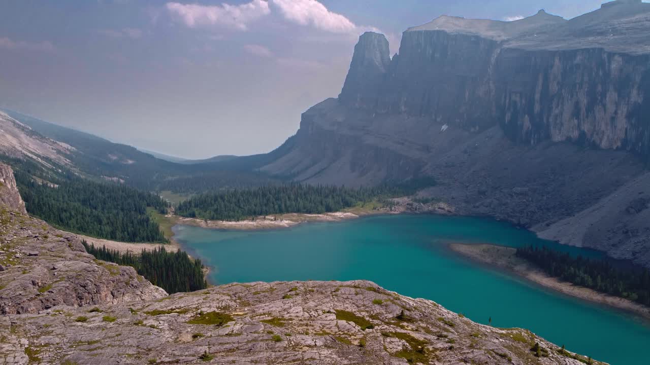 lago y montaña con cielo y nubes