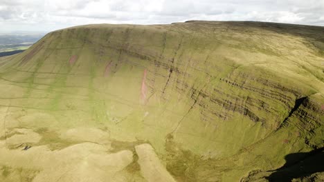 Riesiger-Majestätischer-Llyn-Y-Fan-Fach-Brecon-Beacons-Grüner-Berg-Wildnis-Landschaft-Antenne-Dolly-Rechte-Ansicht