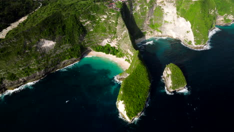 Increíble-Contraste-De-Color-De-La-Playa-Kelingking-De-La-Isla-De-Nusa-Penida,-Bali-En-Indonesia