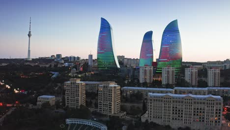 vista aérea de la ciudad de baku puntos de referencia modernos al amanecer, azerbaiyán