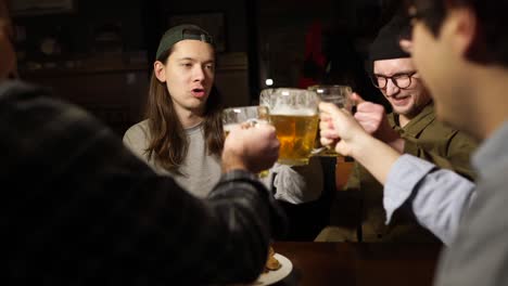 amigos brindando con cervezas en un pub