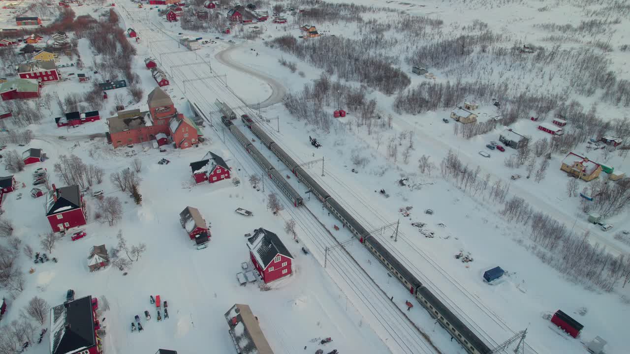impresionante fotografía aérea sobre las casas rojas en invierno en abisko, suecia