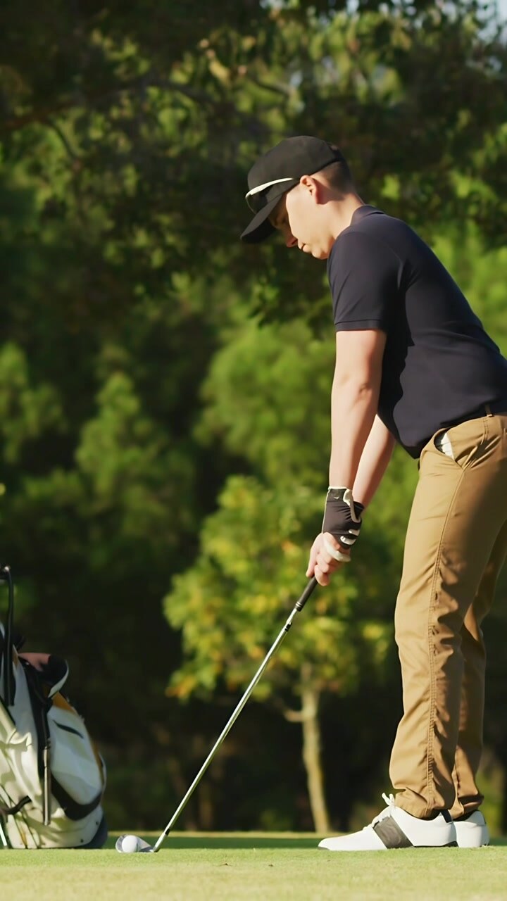 Video verticale: Golfista professionista al tee, con icone che si raggruppano da sinistra, si concentra, esegue lo swing e colpisce la palla.