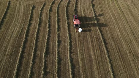 El-Ensilaje-De-Hierba-Sale-De-La-Máquina-De-Ensilaje-Detrás-Del-Tractor