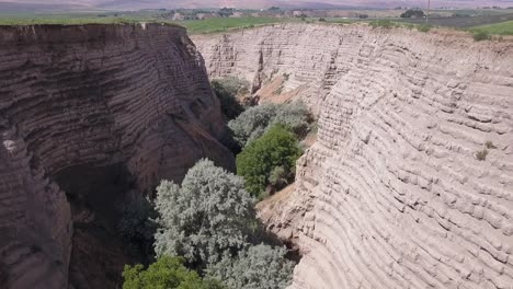 Aerial-descends-into-rhythmite-strata-of-soft-touchet-soil-beds,-WA