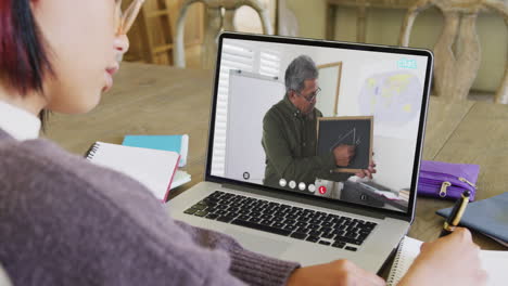 Estudiante-Diversa-Teniendo-Clase-Durante-Una-Videollamada-Portátil-Con-Un-Profesor-En-Cámara-Lenta