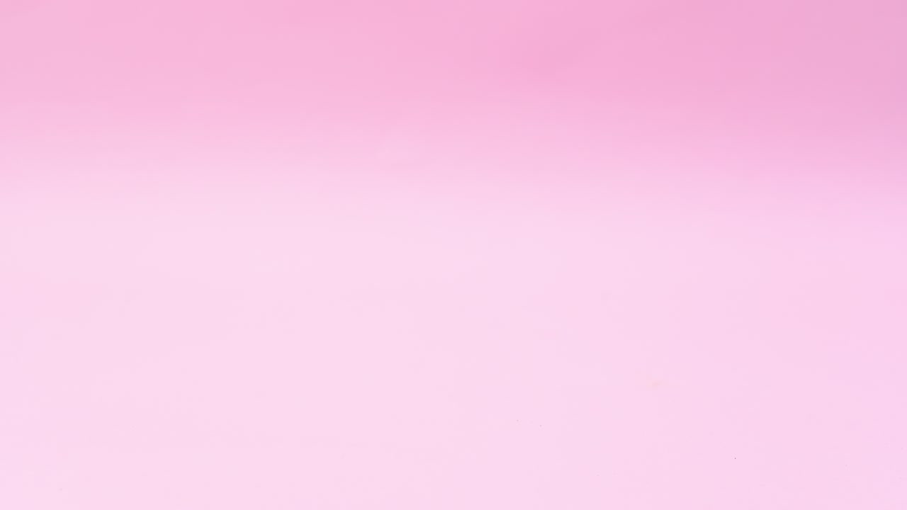 fondo de invierno de navidad pastel con pañuelo de invierno y bolas de navidad.