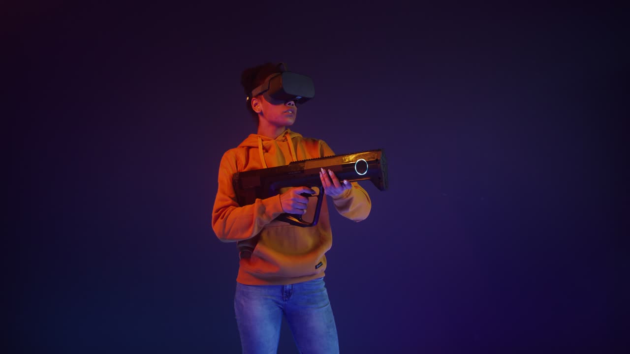 Donna che gioca ai videogiochi in VR