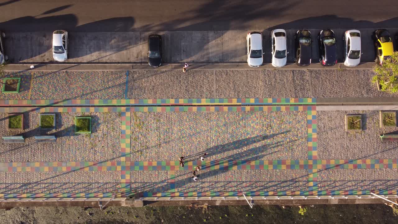 gente caminando por caminito del barrio de la boca en la ciudad de buenos aires, argentina