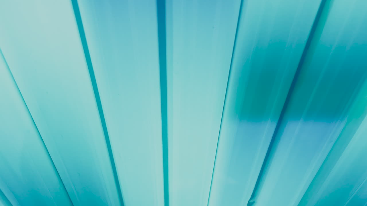 primer plano de las parpadeantes lámparas ultravioleta de color azul claro de la cama de bronceado en el solarium