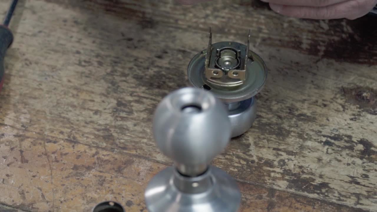 문 잠금기를 천천히 수리하는 것