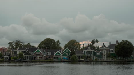 Timelapse-De-Nubes-Sobre-Casas-En-La-Orilla-Del-Río,-Países-Bajos