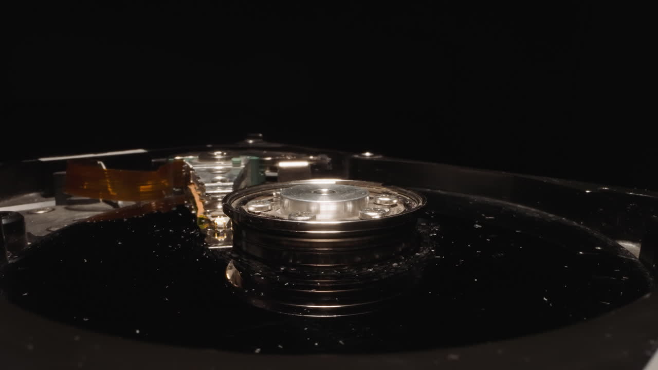 빛을 반사하는 반 ⁇ 이는 헤드와 함께 열린 하드 디스크 드라이브