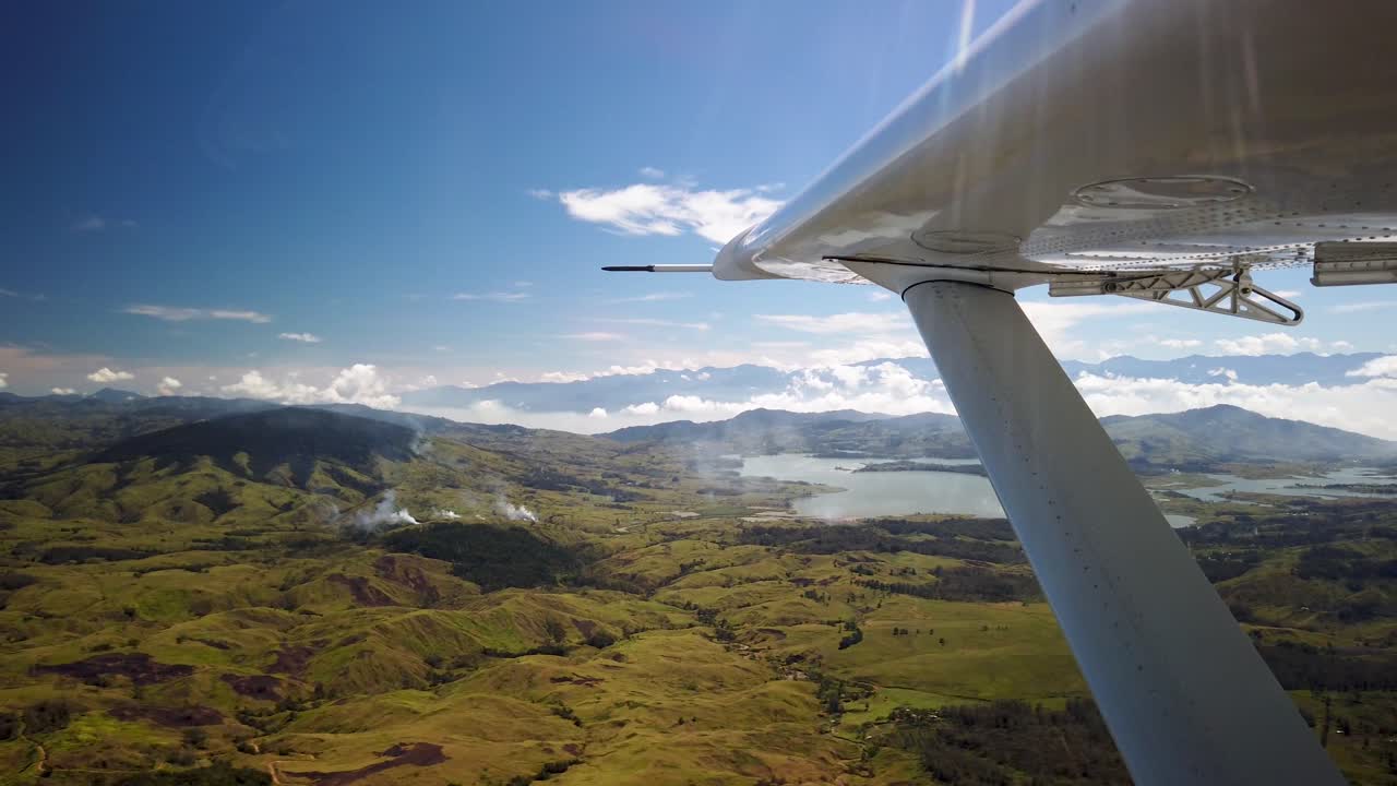 volando sobre las tierras altas de papúa nueva guinea vista del embalse de yonki, ala