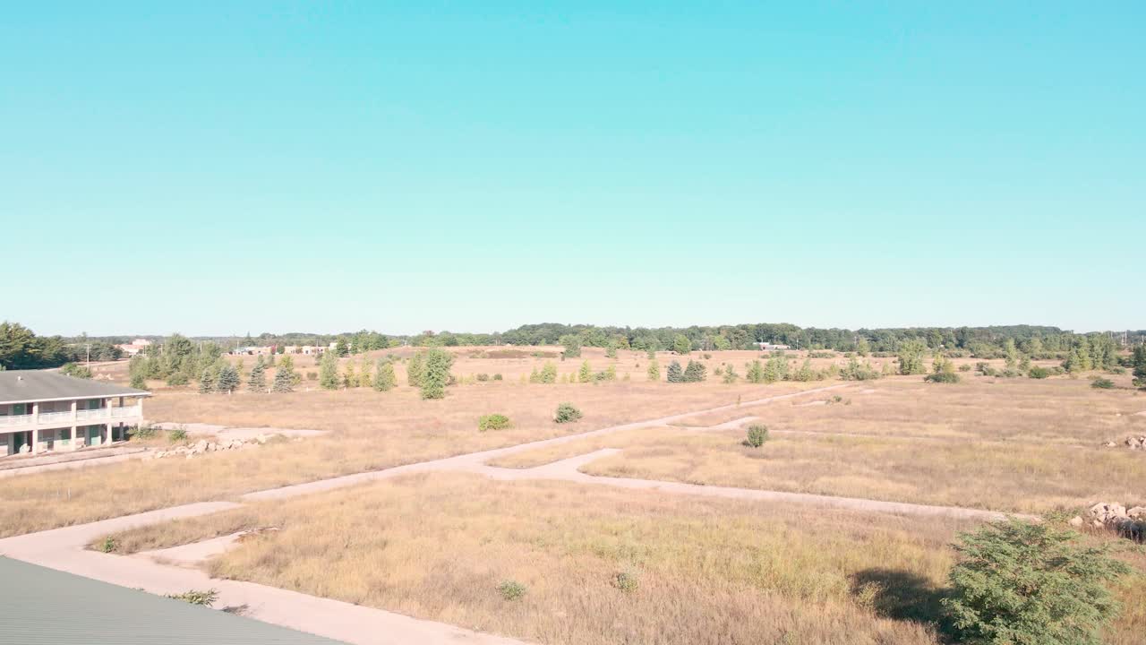 잔디가 무성한 경마장을 패닝