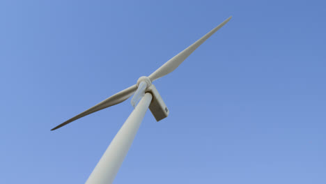 molino de viento contra el cielo 4k