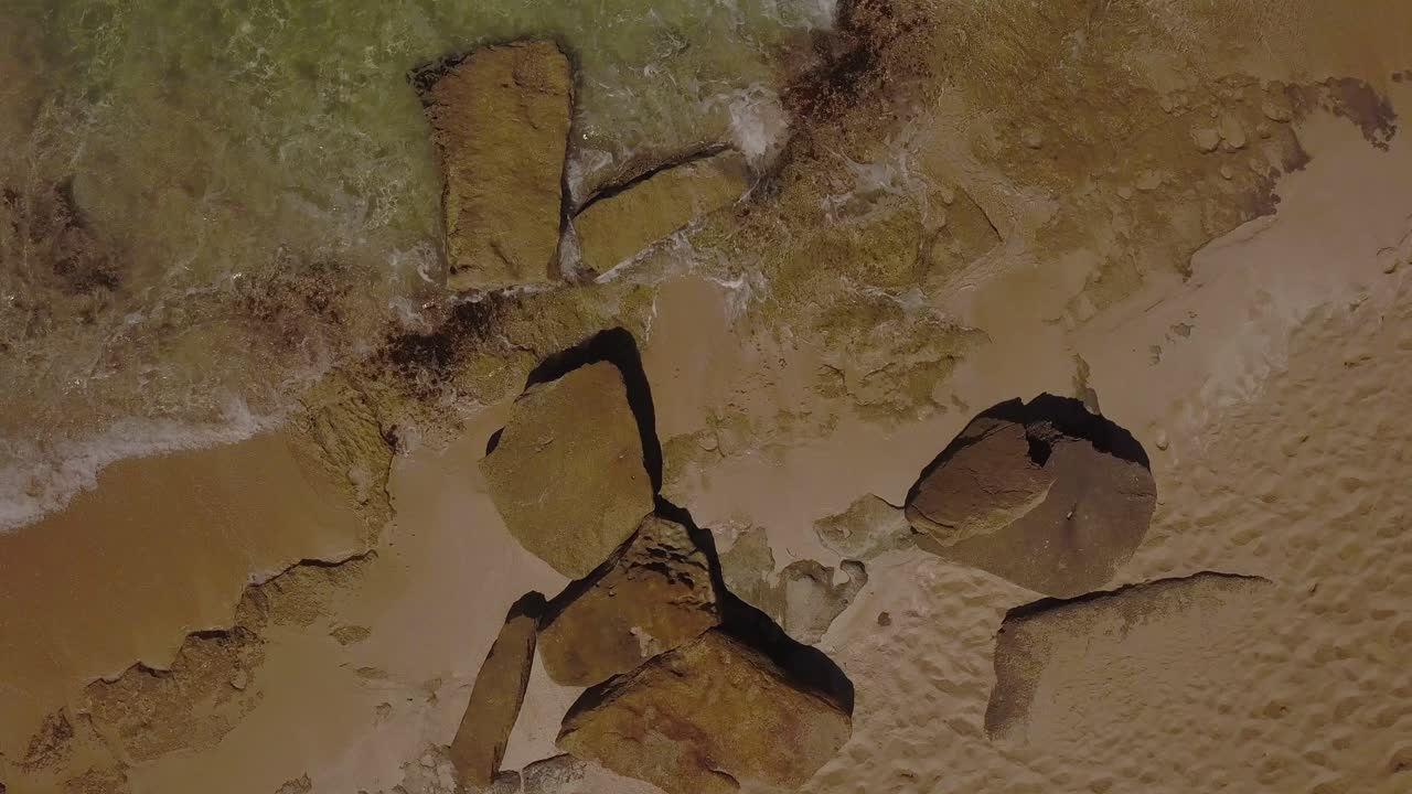 hermoso océano claro revelado desde la vista de arriba hacia abajo de la playa de arena tropical y la costa