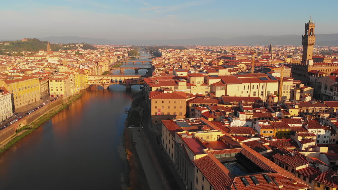 Vista aerea sul fiume Arno e la città al mattino, Firenze, Italia