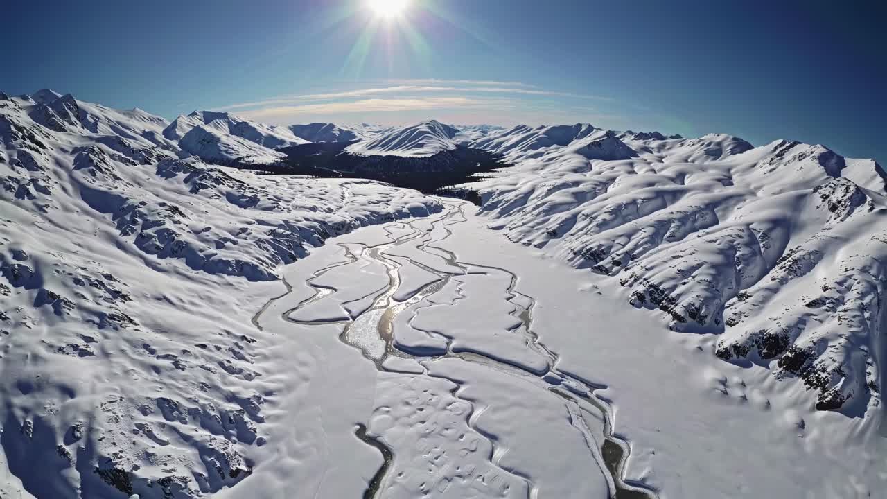겨울의 알래스카 산맥 계곡과 빙하 강