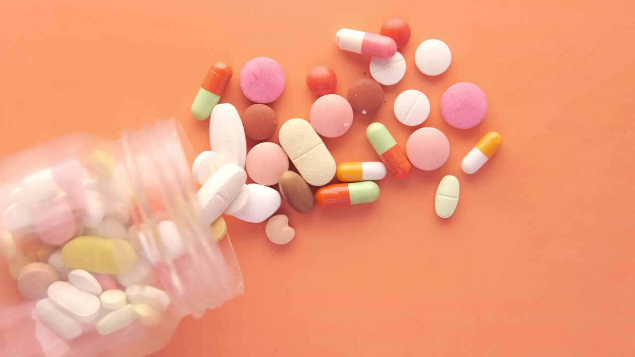 용기에서 흘러내린 다양한 알약과